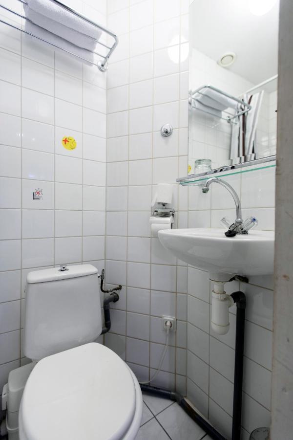 Cette chambre simple économique comporte une salle de bains commune.