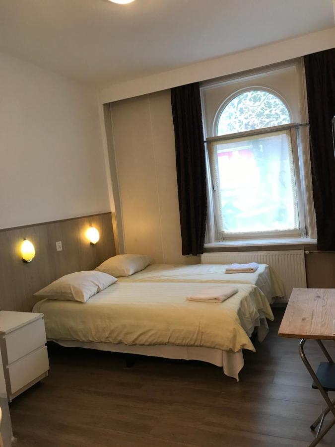 Quarto com 2 Camas de Solteiro e Banheiro Privativo