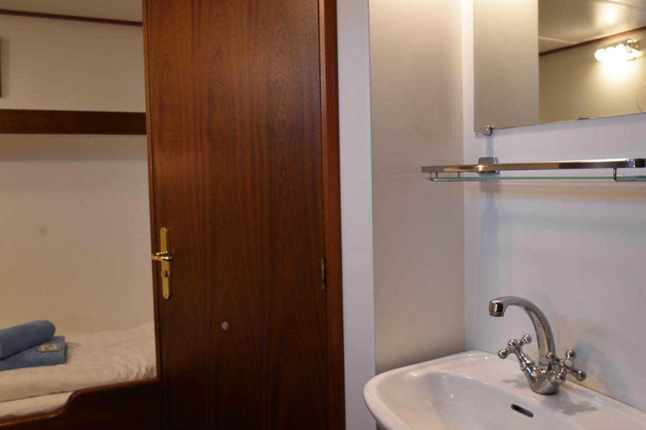 Twin Room Private Bathroom