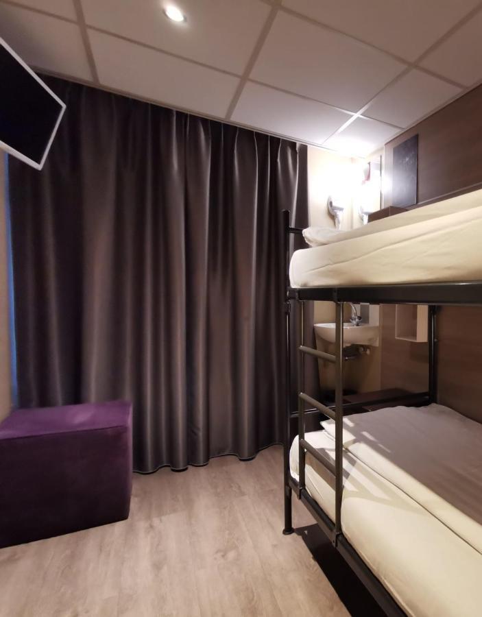 Tweepersoonskamer met 2 Aparte Bedden en Gedeelde Badkamer