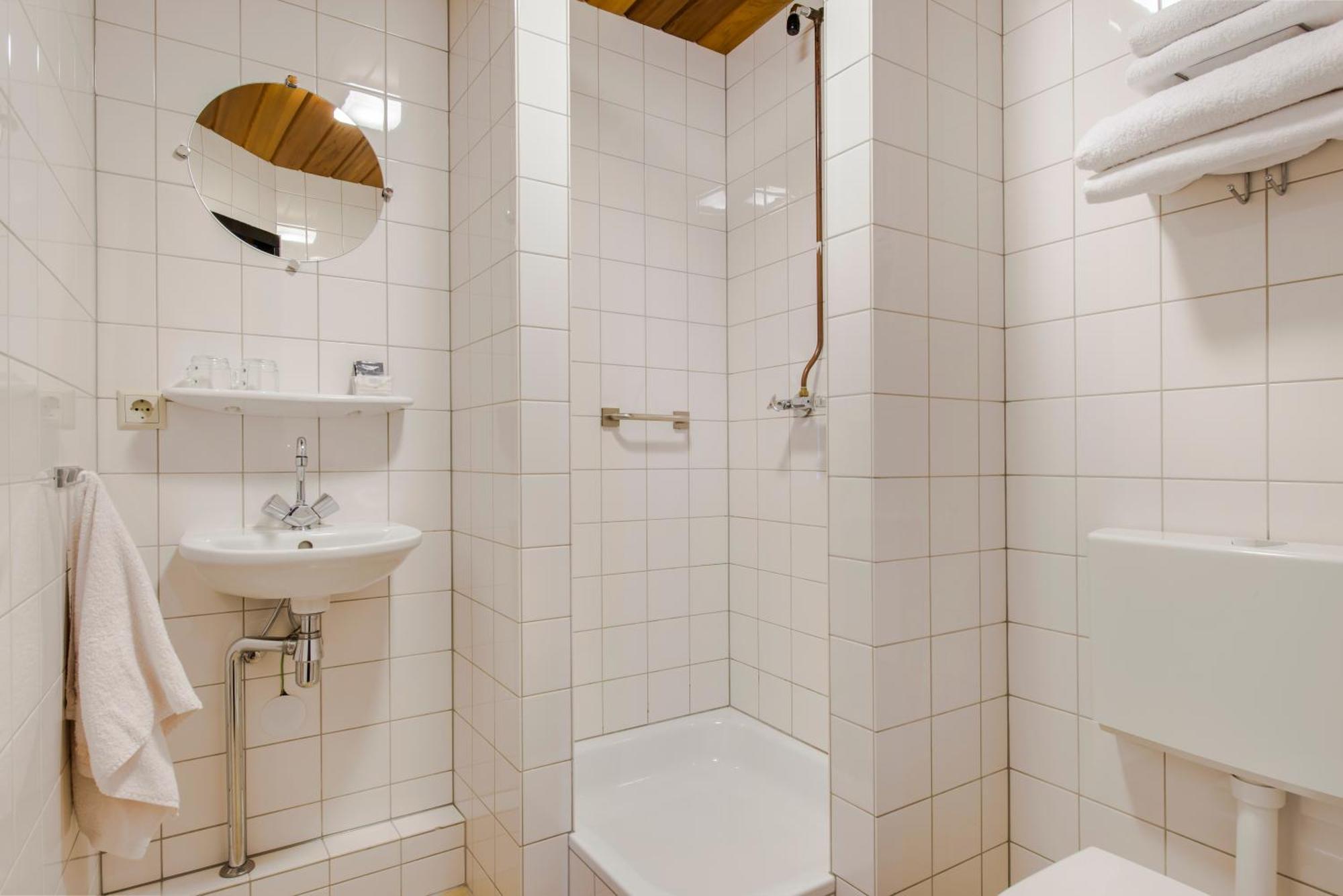 Quarto Individual com Casa de Banho Privativa