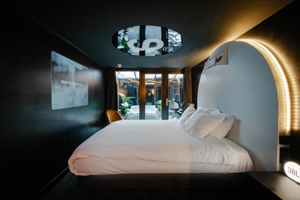 Double Room "Le Noir" by SUPPER
