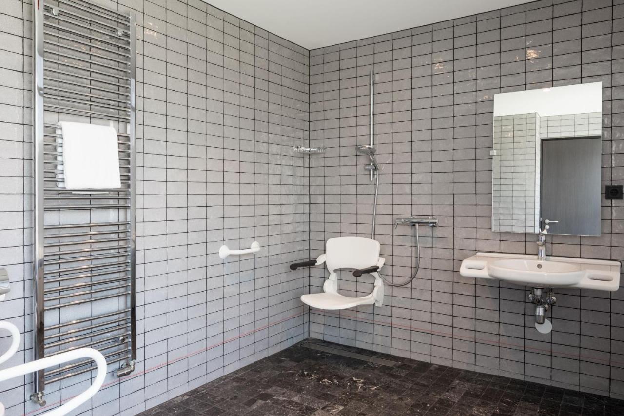Habitación de diseño con cama extragrande