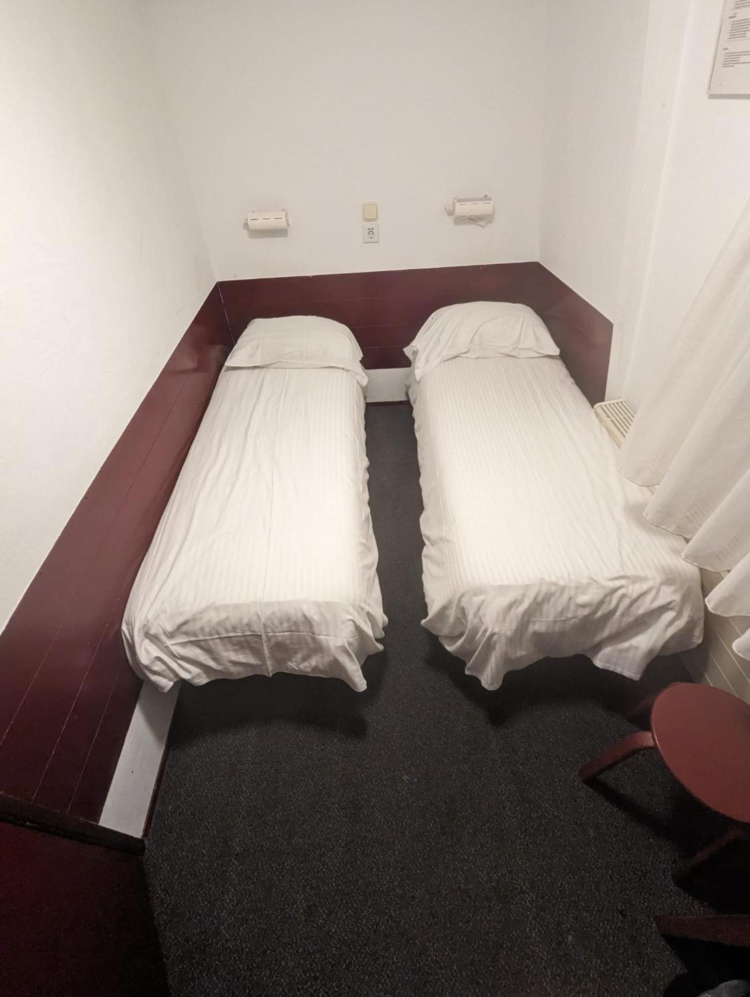 Quarto Standard com 2 Camas de Solteiro e Banheiro Compartilhado