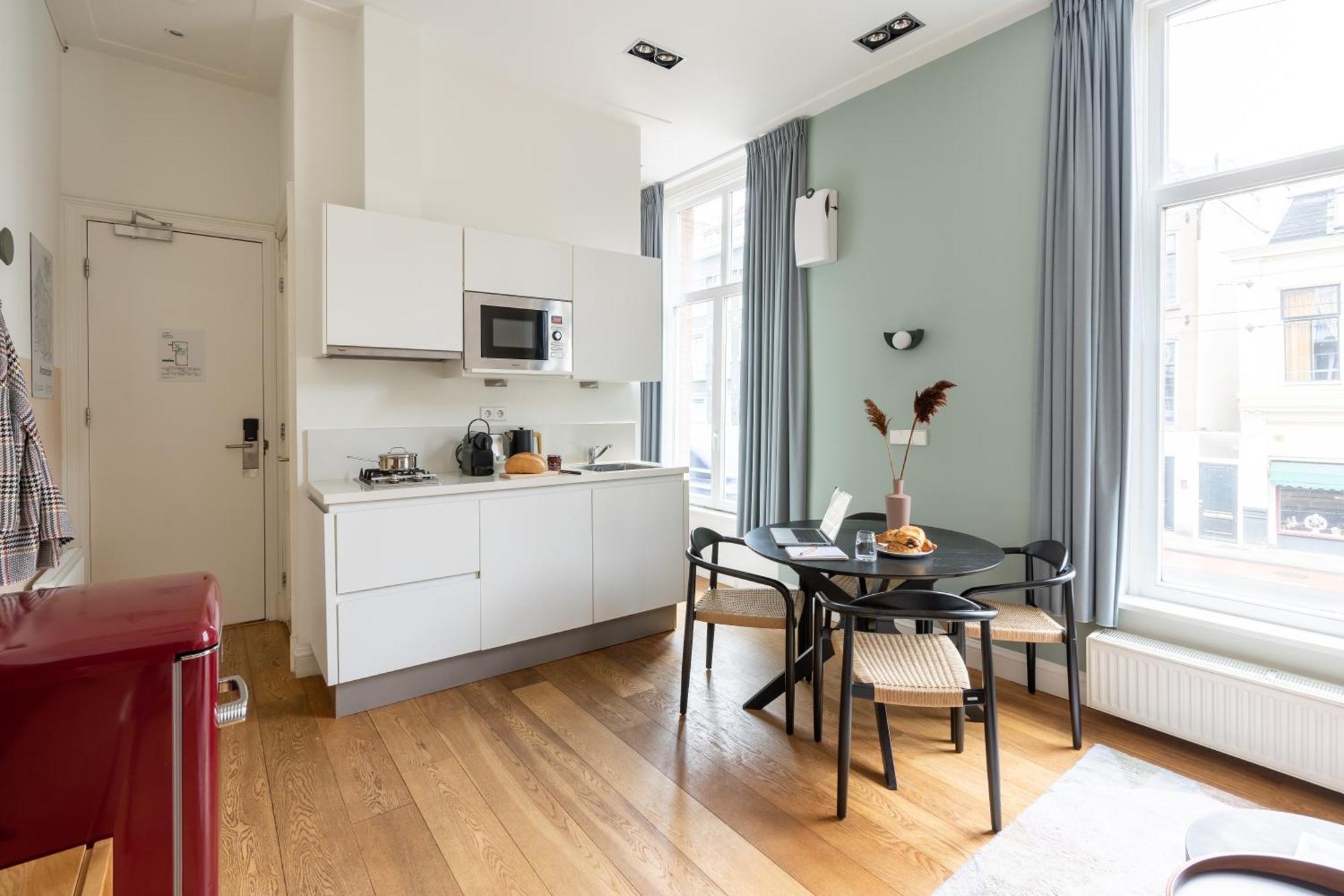 Large 1 Bedroom Apartment with Sofa Bed