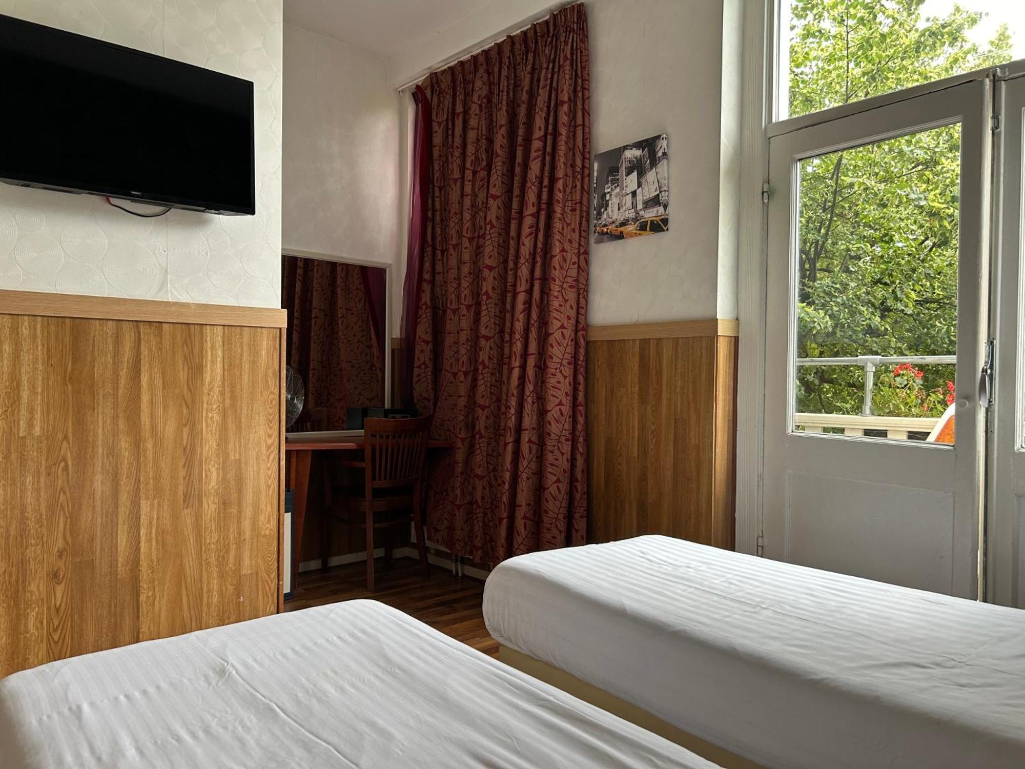 Zweibettzimmer mit Balkon