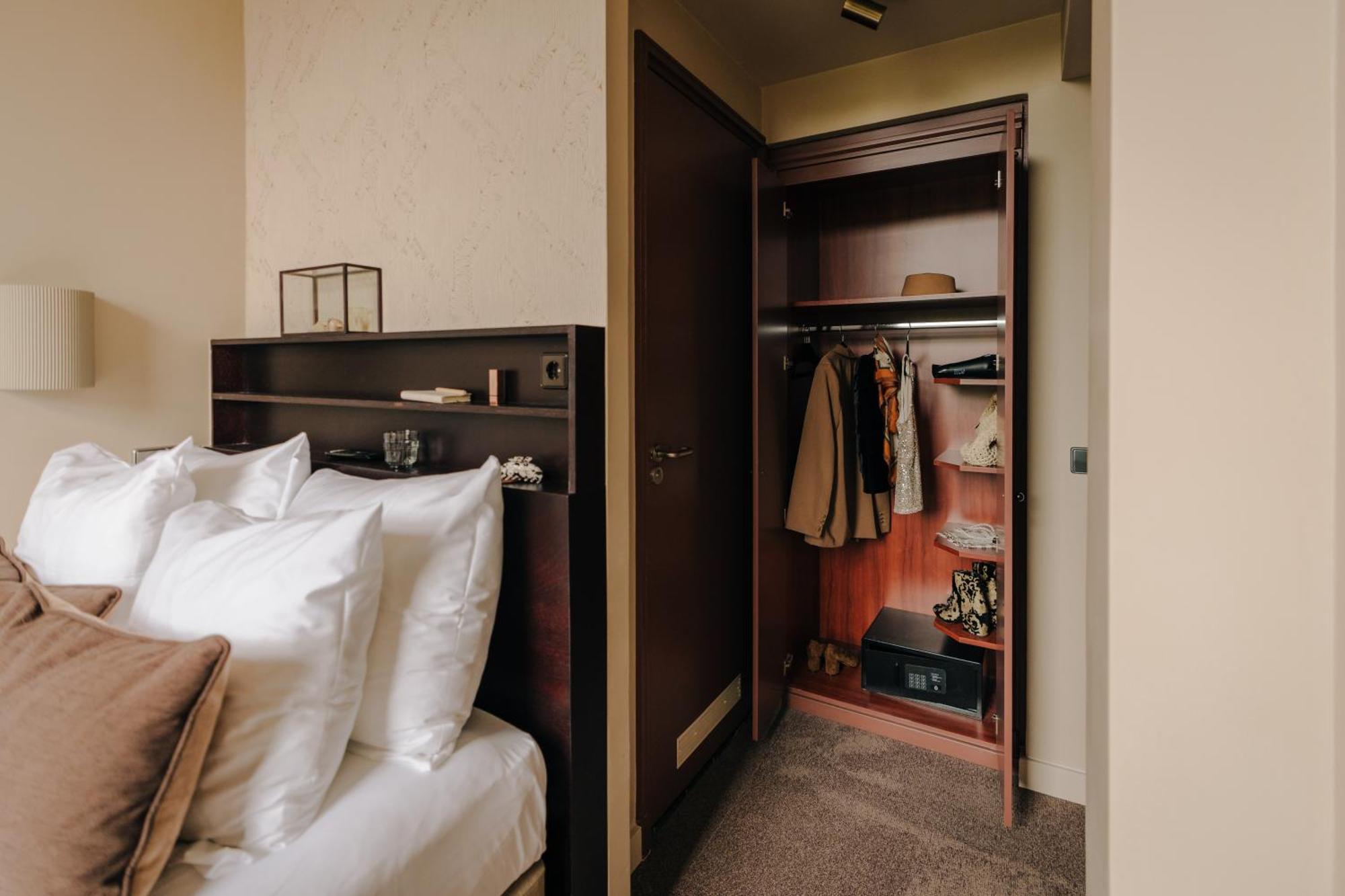 Small Double Room,1611261593:JPEG