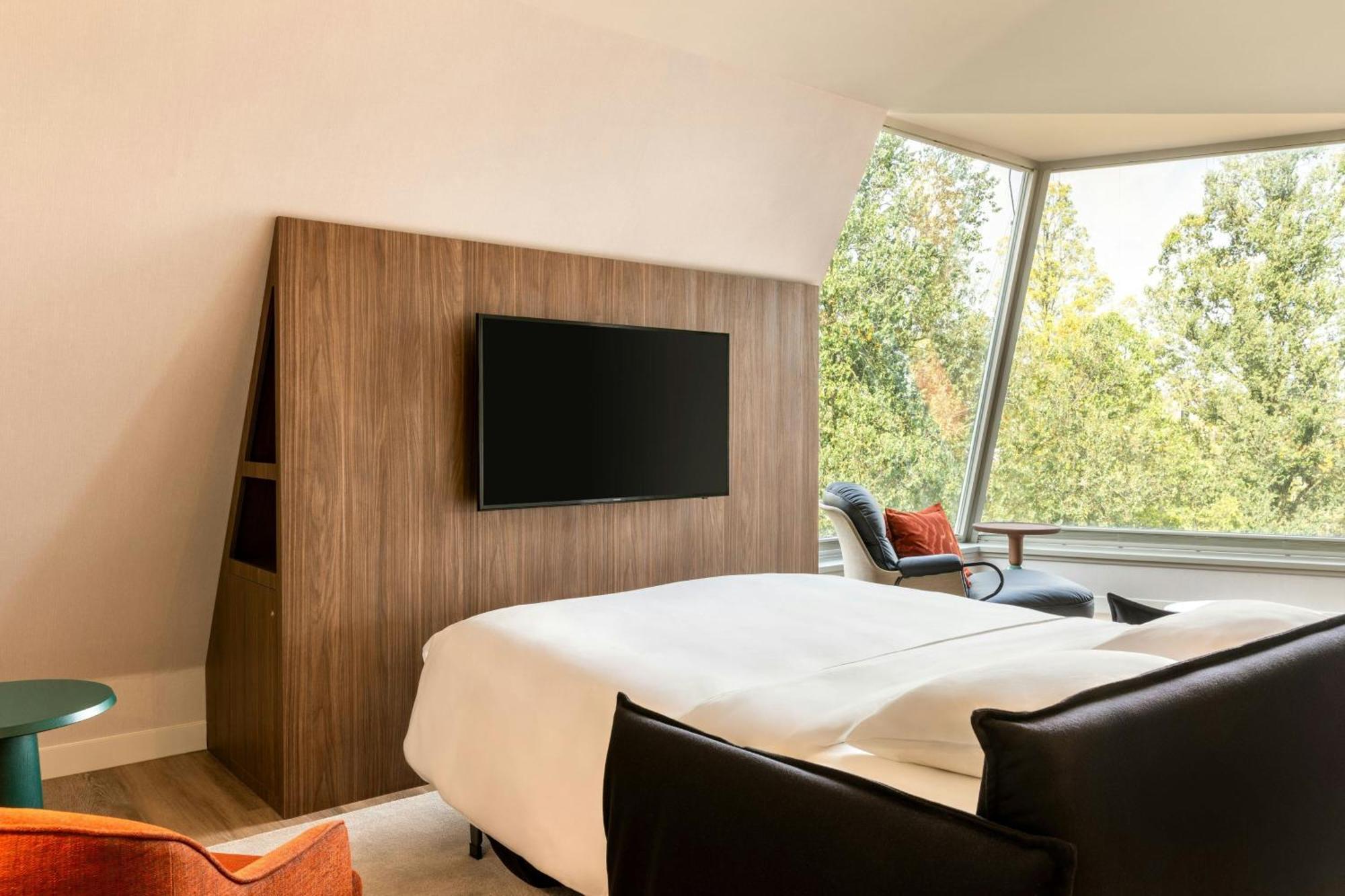 King Suite with Sofa Bed - Club Lounge Access