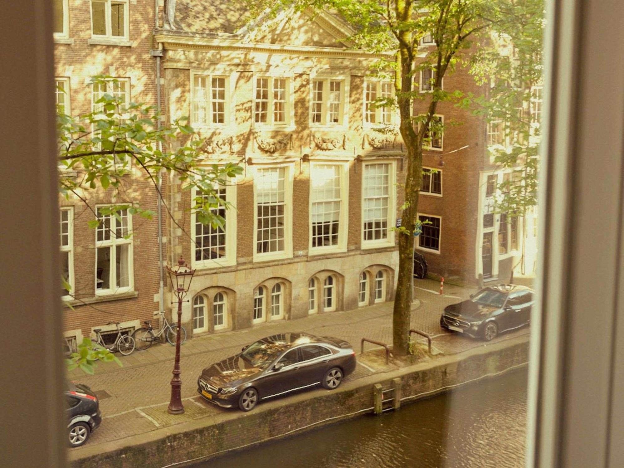Superior Kamer met 1 Queensize Bed - Uitzicht op de Gracht