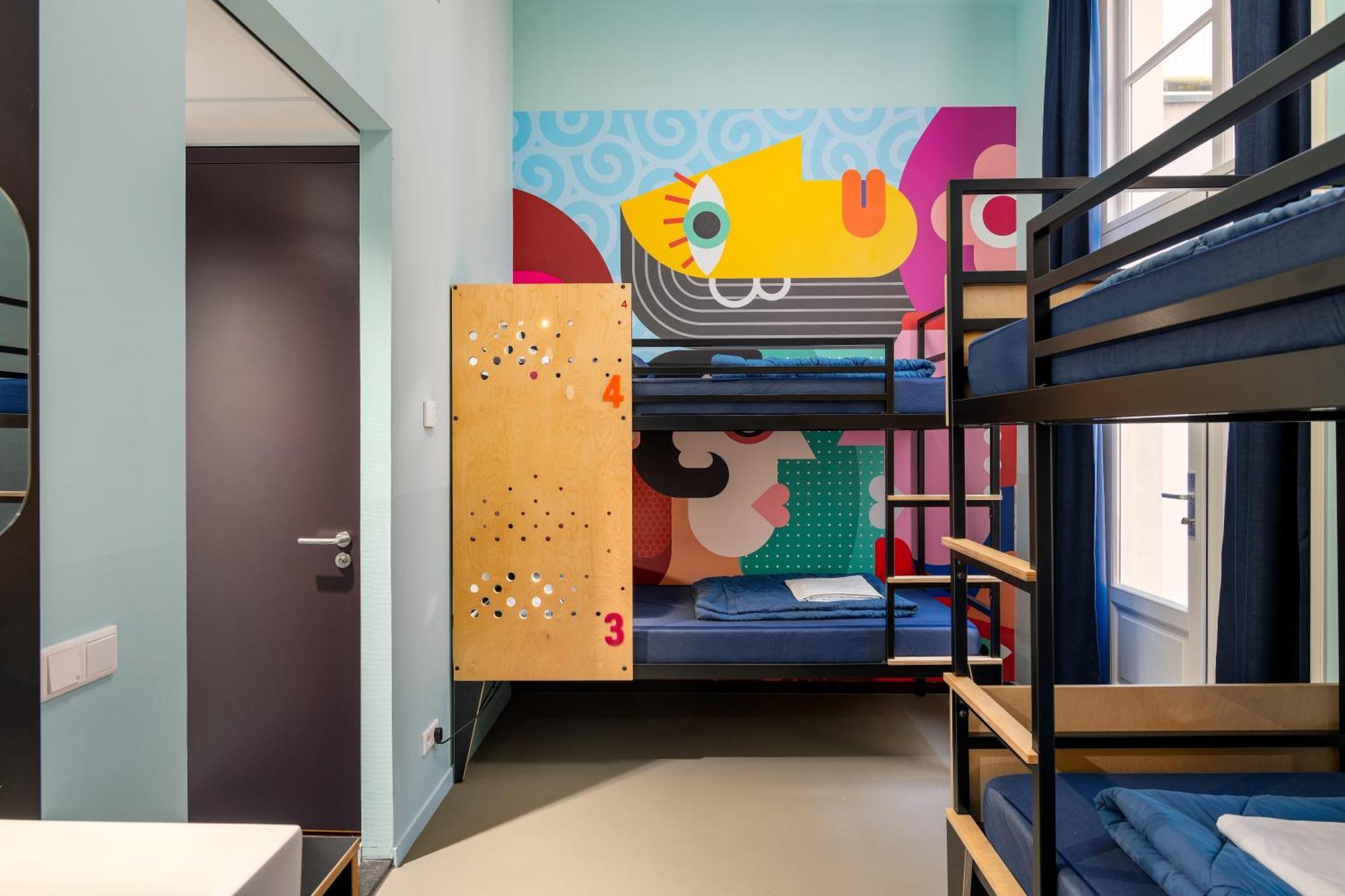 Vierpersoonskamer met Eigen Badkamer en Douche