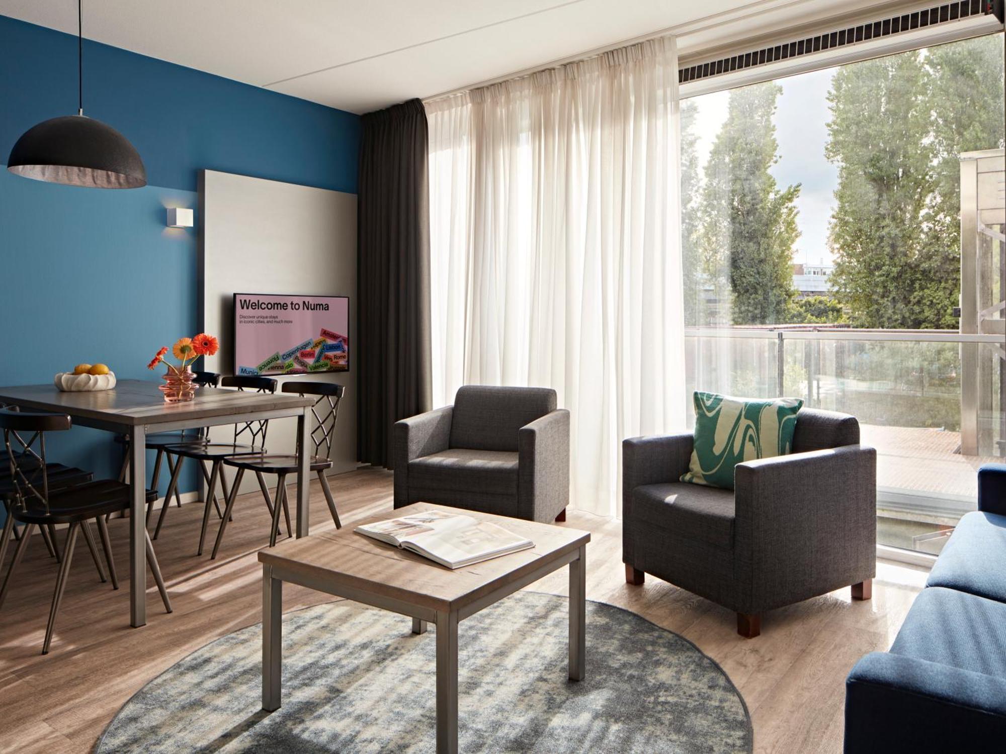 Large 2 Bedroom Apartment - Canal view