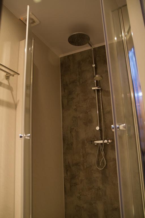 Chambre Simple avec Toilettes et Douche Communes