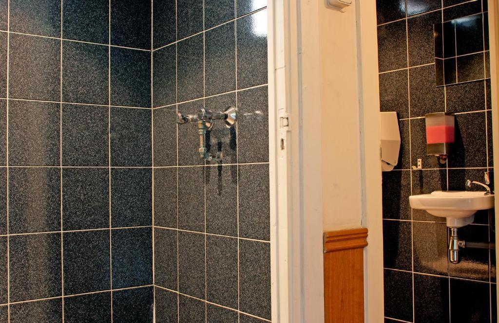 Quarto Individual com Banheiro Compartilhado