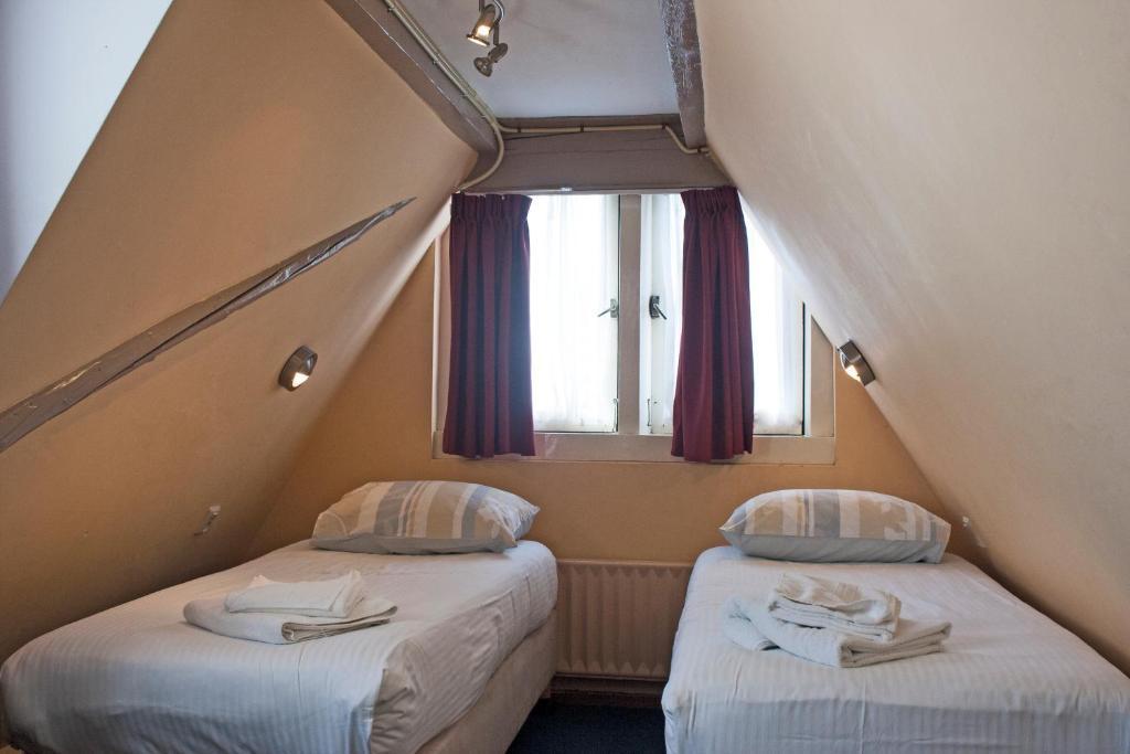 Quarto com 2 Camas de Solteiro e Banheiro Compartilhado