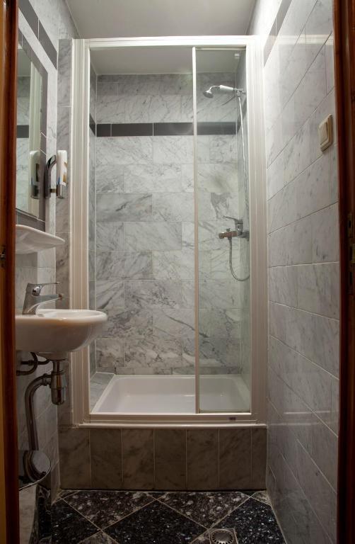 Twin Room (shared bathroom)