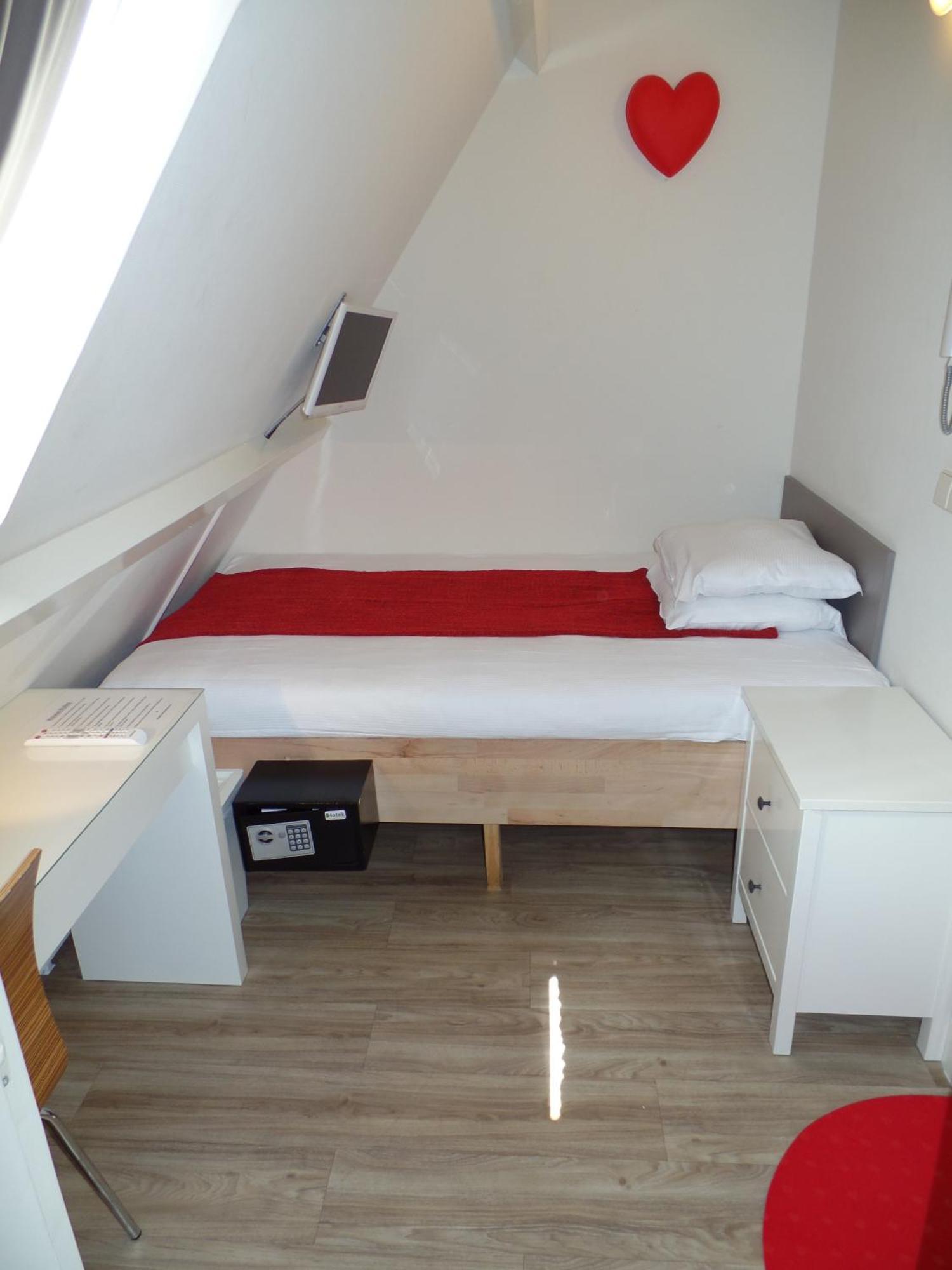 Single Room,1588108006:JPEG