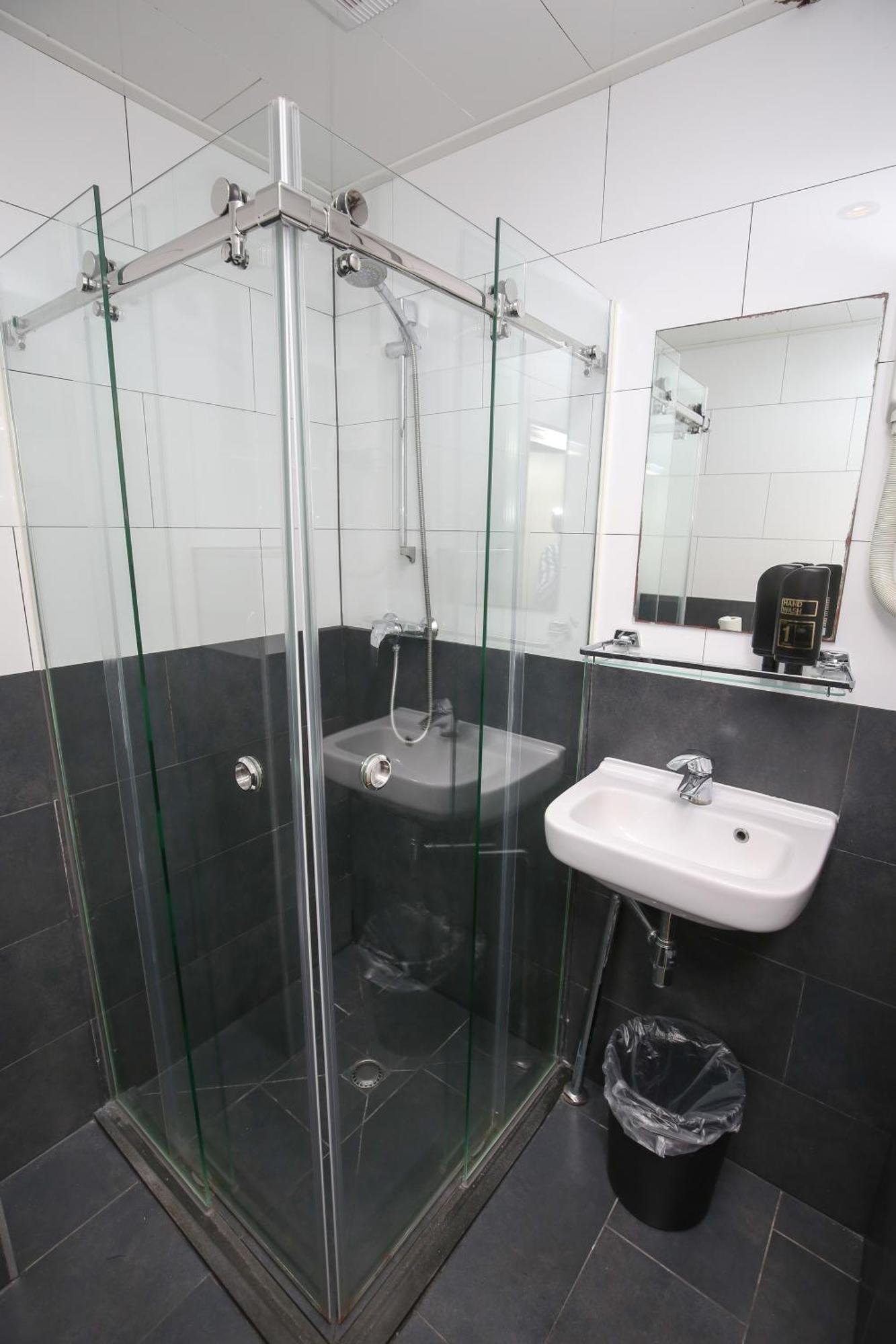 Twin Room Private Bathroom