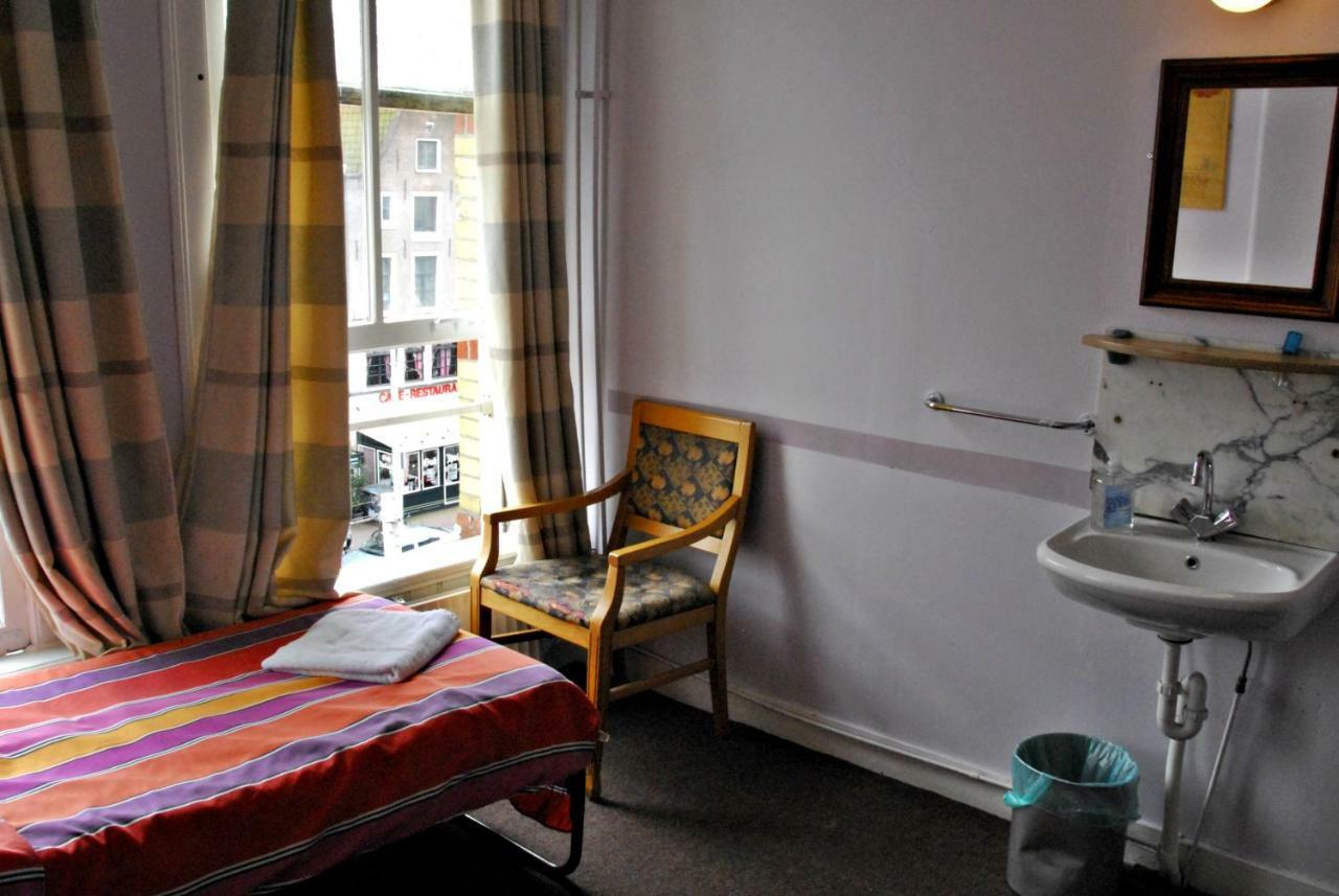 Quarto Triplo com Casa de Banho Partilhada