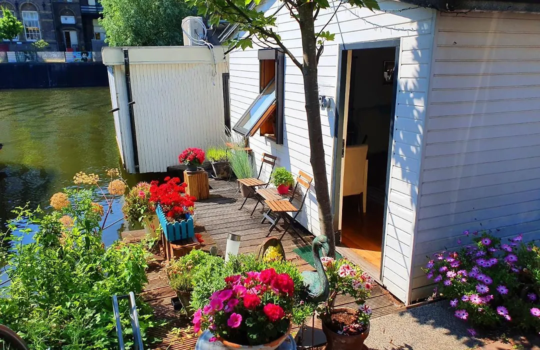 Romantic Quiet Studio On The Canal-1
