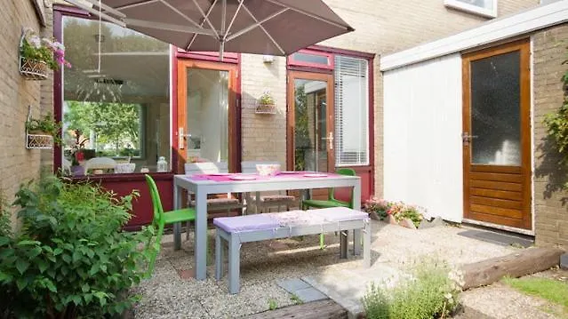 Lovely Home, 3 Bedrooms, Wifi, Private Parking-1