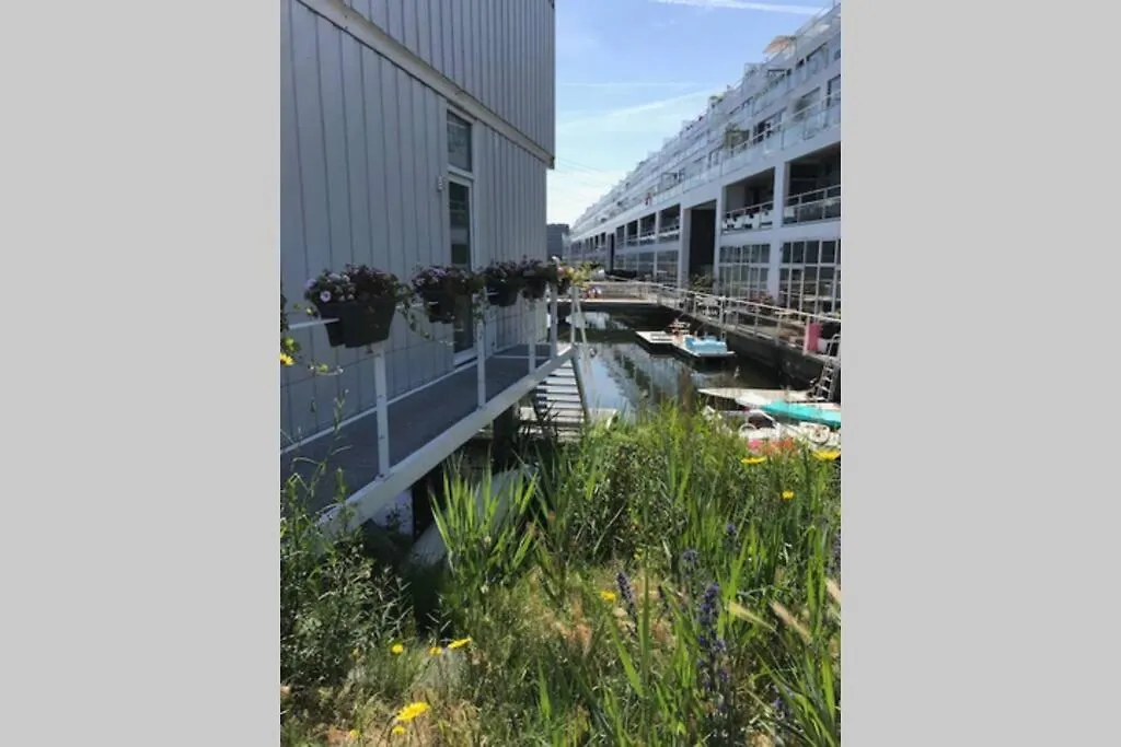 Large And Cosy House On The Water: Free Parking-1