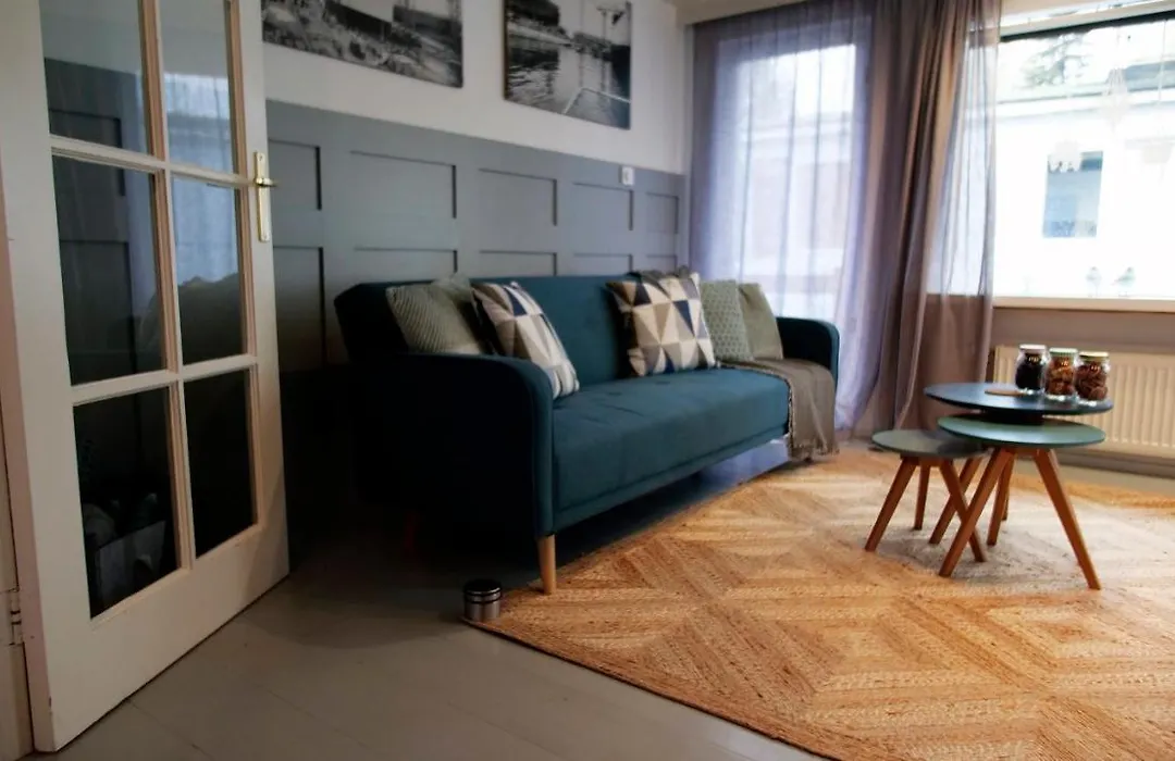 Houseboat Apartment With Water Terrace, Free Bikes & Fast Wifi-1