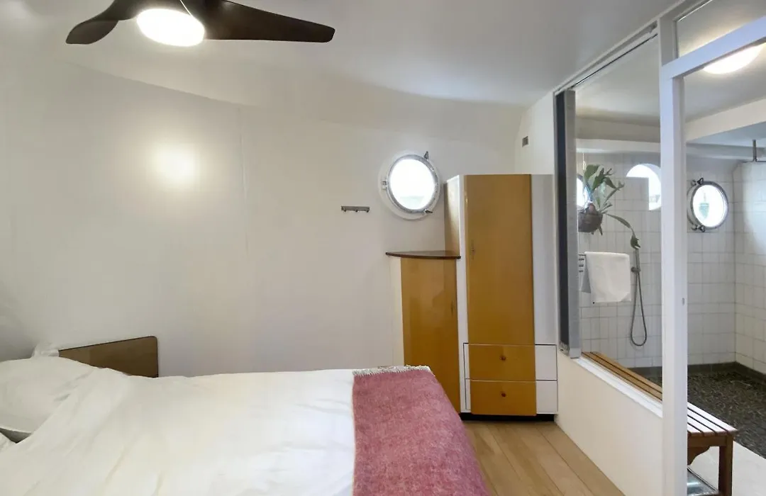 Historic Centre Comfortable Houseboat-1
