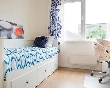 Lovely Home, 3 Bedrooms, Wifi, Private Parking-2