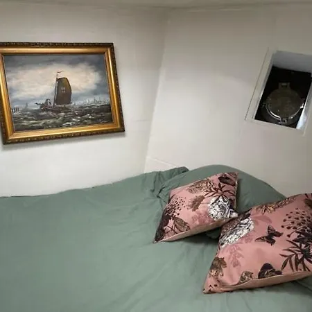 Romantic Houseboat-2