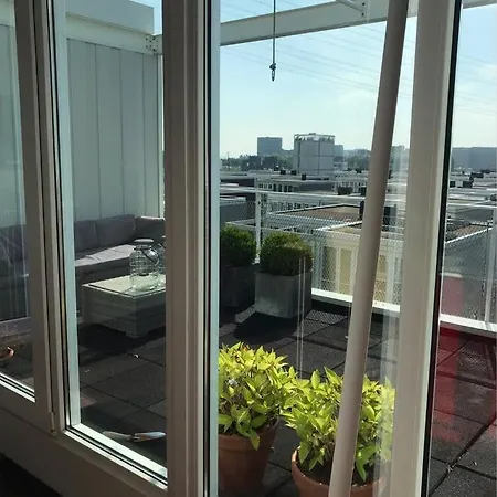Large And Cosy House On The Water: Free Parking-3