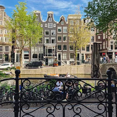 Facade Hotel Amsterdam-3