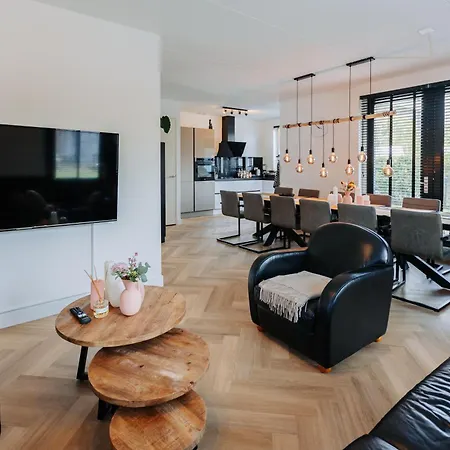Dutch Design Villa With 6 Luxurious Bedrooms-2