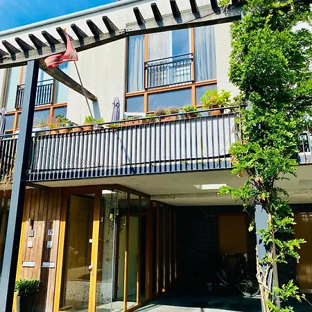 Private Studio, Patio Garden And Free Car Parking-3