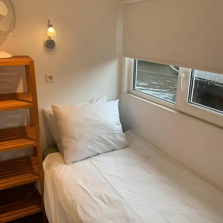 Tiny Houseboat B&B On The Amstel River-2
