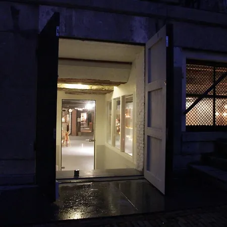 Top-Notch Space Along Canal In Historic Centre-3