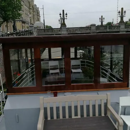 Houseboat Rose-2